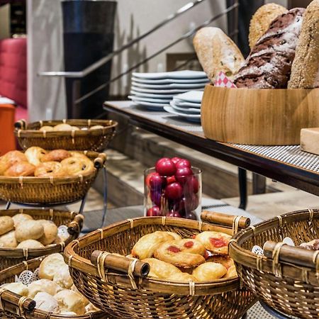 Embassy Suites By Hilton Bogota - Rosales Екстер'єр фото Breads and pastries at a buffet