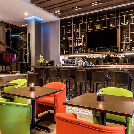Embassy Suites By Hilton Bogota - Rosales Екстер'єр фото The bar at the hotel