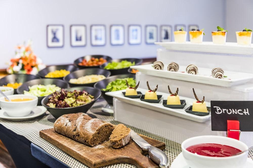 Embassy Suites By Hilton Bogota - Rosales Екстер'єр фото A buffet at a hotel