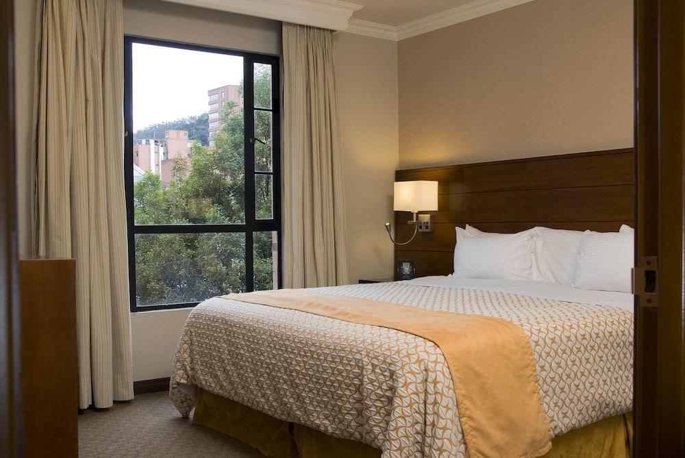 Embassy Suites By Hilton Bogota - Rosales Екстер'єр фото A bedroom at the hotel