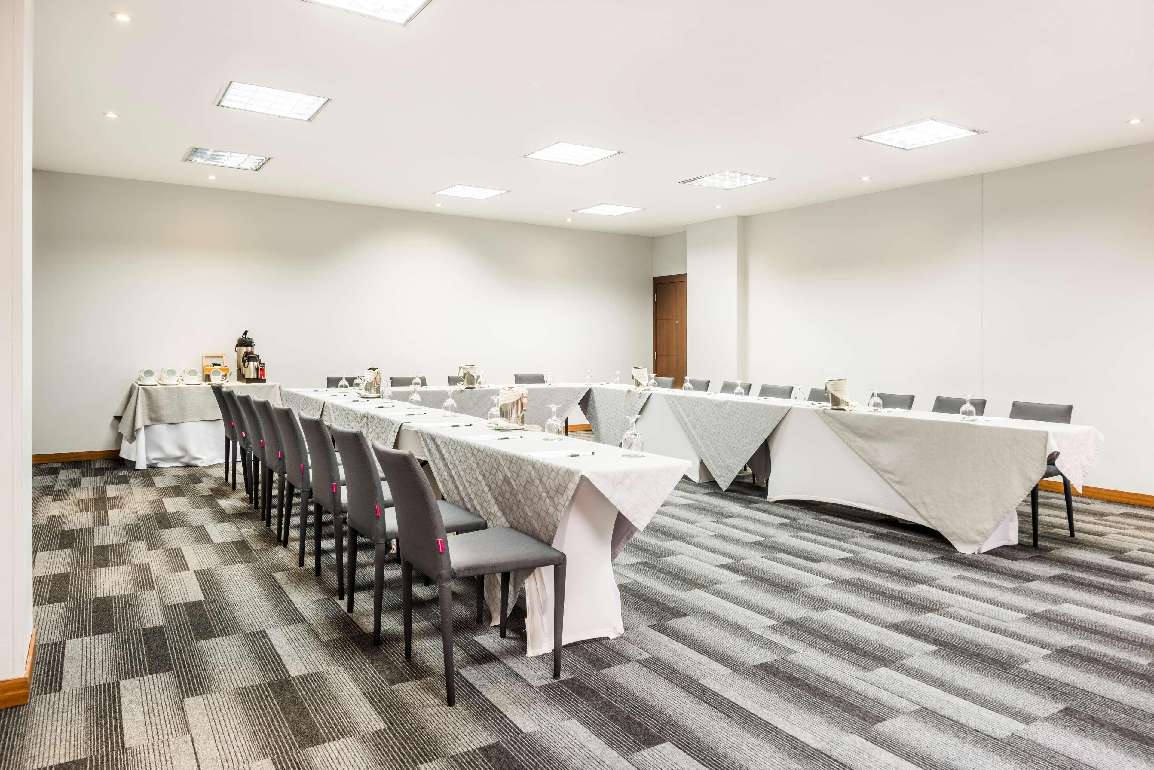 Embassy Suites By Hilton Bogota - Rosales Екстер'єр фото Meeting room at the Hilton Garden Inn