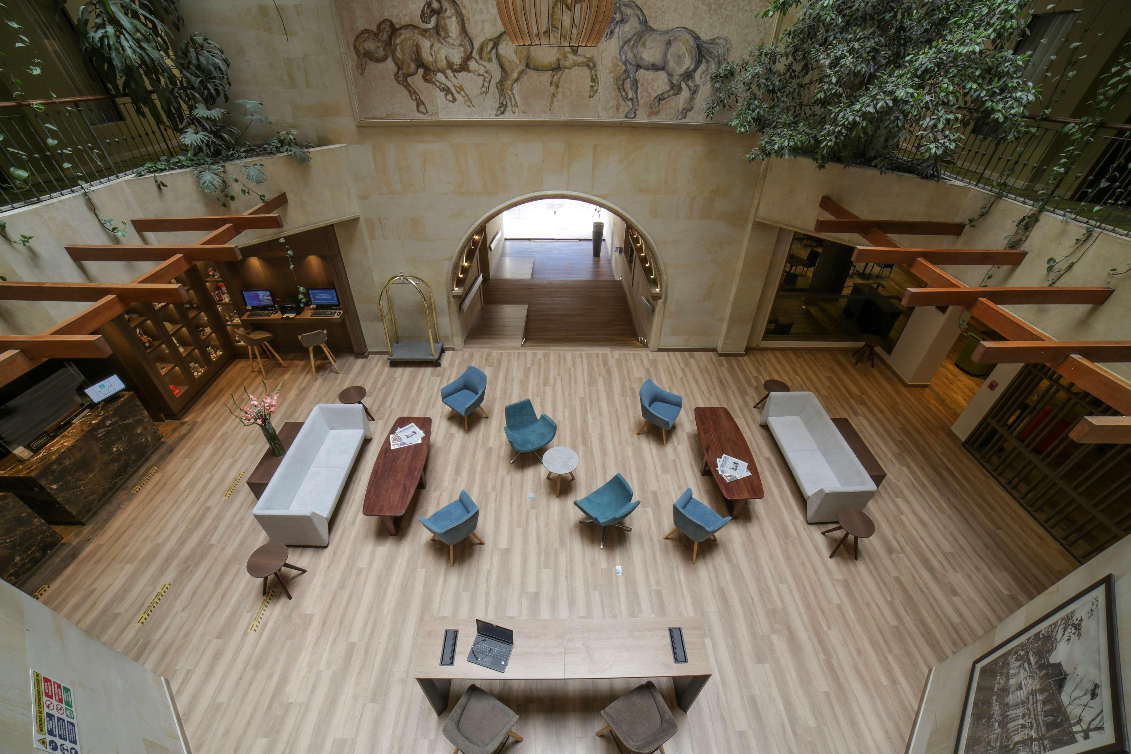 Embassy Suites By Hilton Bogota - Rosales Екстер'єр фото The library