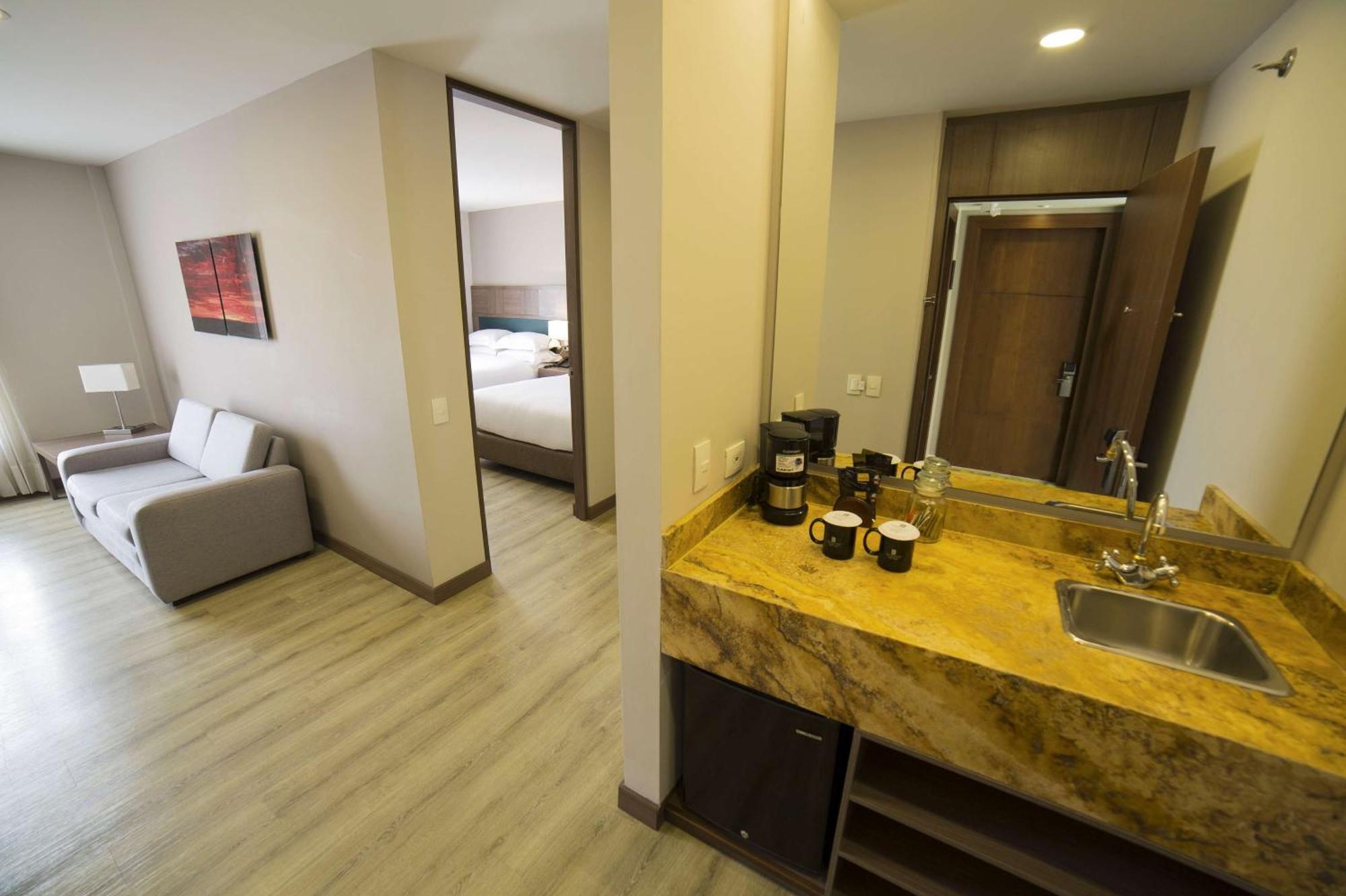 Embassy Suites By Hilton Bogota - Rosales Екстер'єр фото A room at the hotel