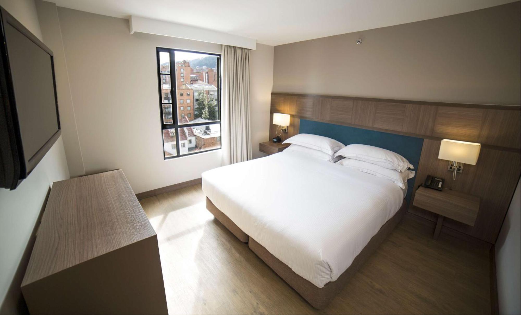 Embassy Suites By Hilton Bogota - Rosales Екстер'єр фото A bedroom at the hotel