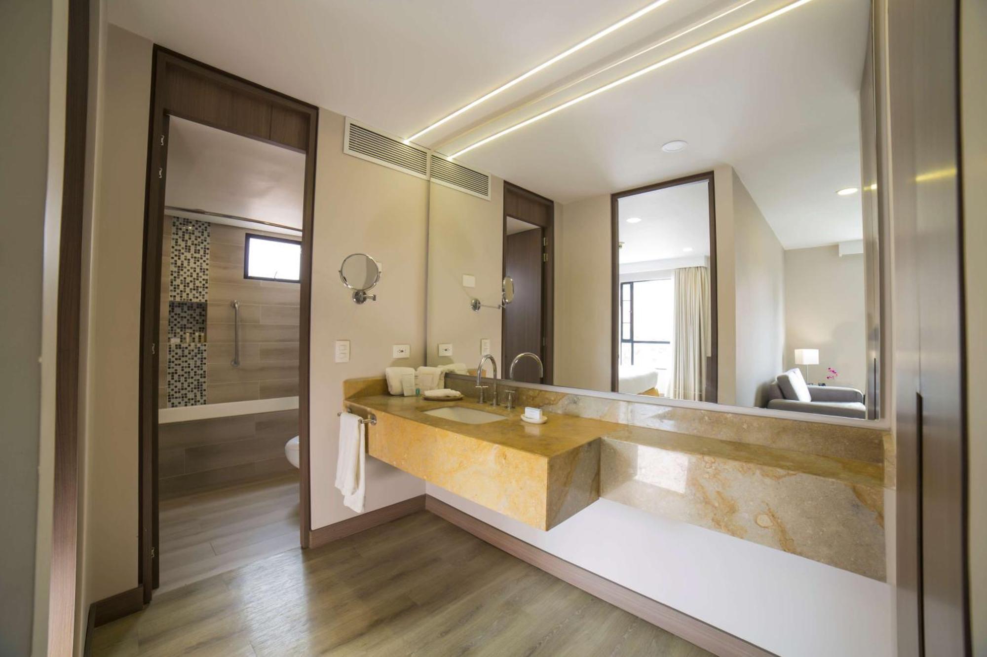 Embassy Suites By Hilton Bogota - Rosales Екстер'єр фото Bathroom