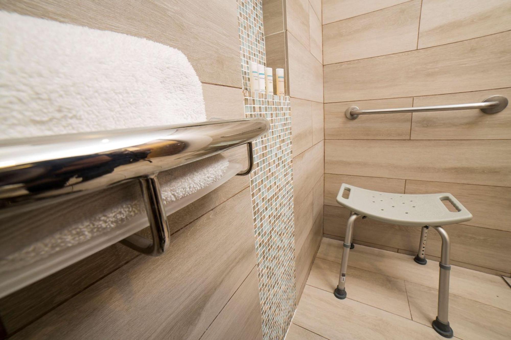 Embassy Suites By Hilton Bogota - Rosales Екстер'єр фото A shower seat