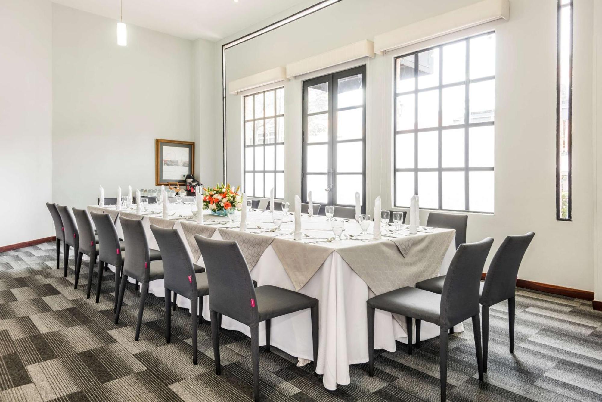 Embassy Suites By Hilton Bogota - Rosales Екстер'єр фото The Boardroom at the Hotel