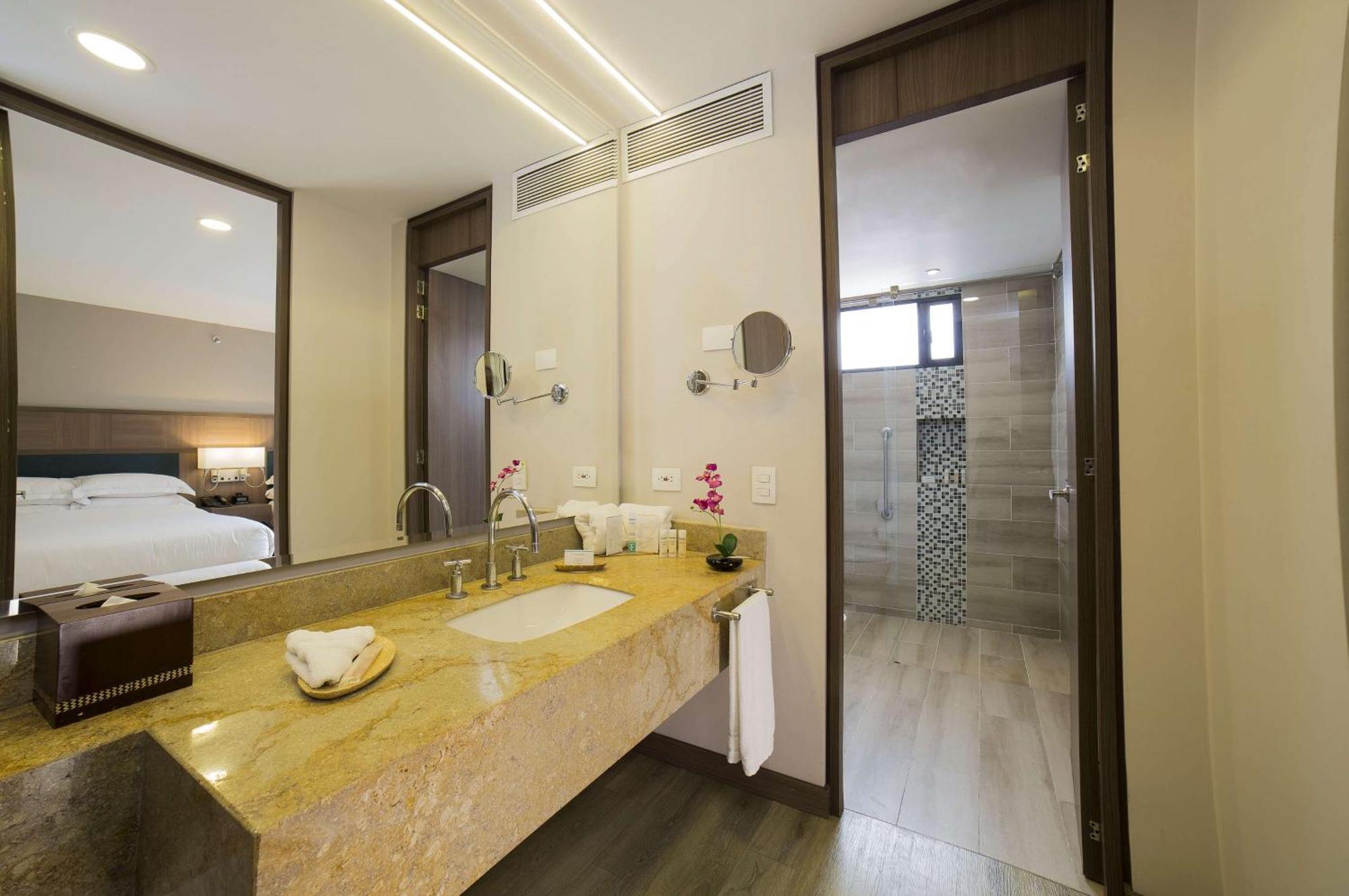Embassy Suites By Hilton Bogota - Rosales Екстер'єр фото Bathroom
