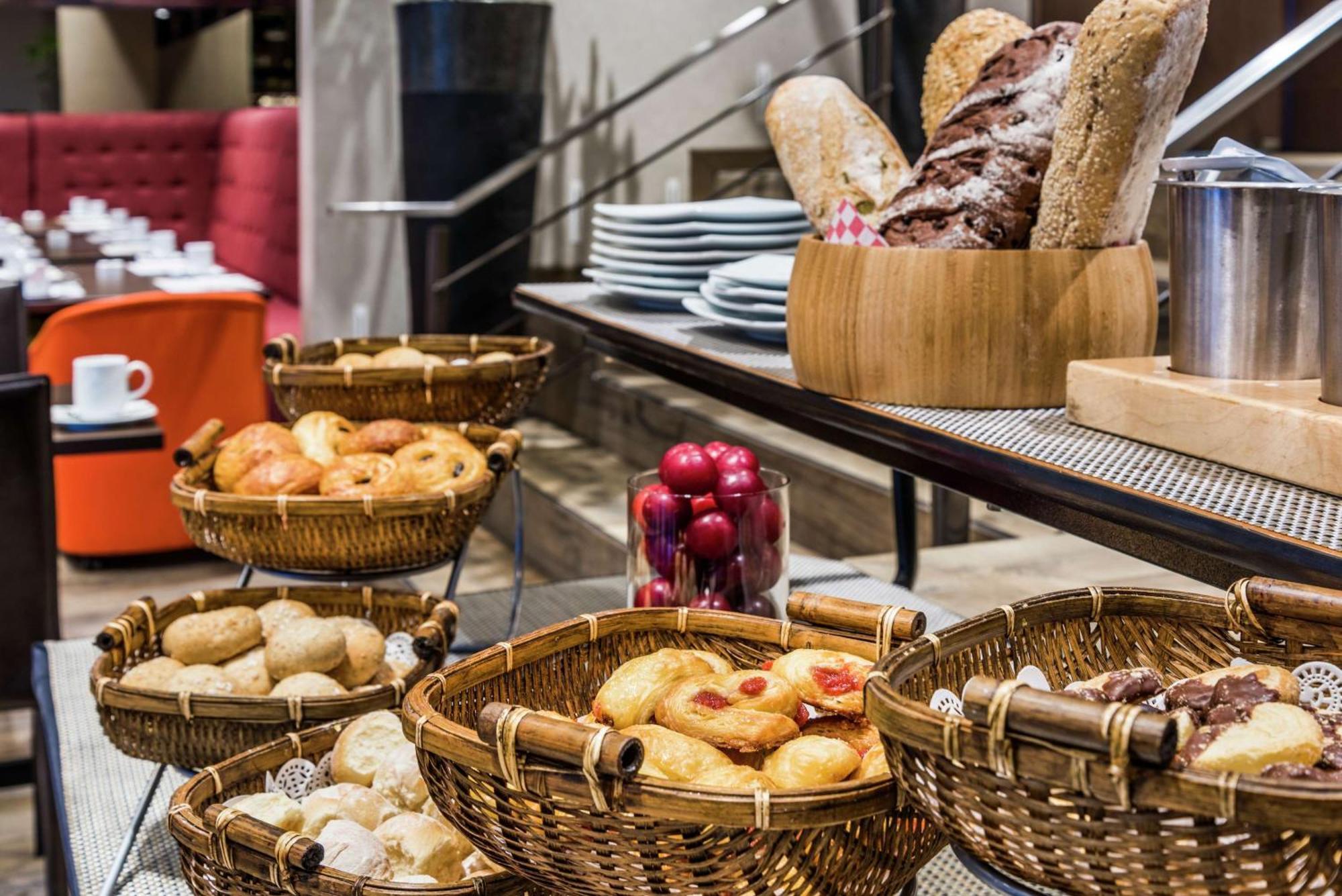 Embassy Suites By Hilton Bogota - Rosales Екстер'єр фото Breads and pastries at a buffet