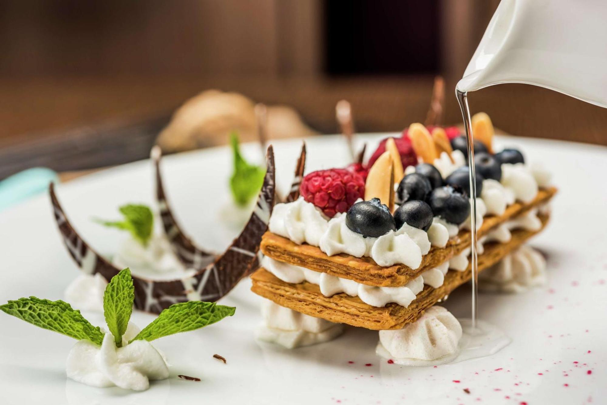 Embassy Suites By Hilton Bogota - Rosales Екстер'єр фото A dessert being drizzled with cream