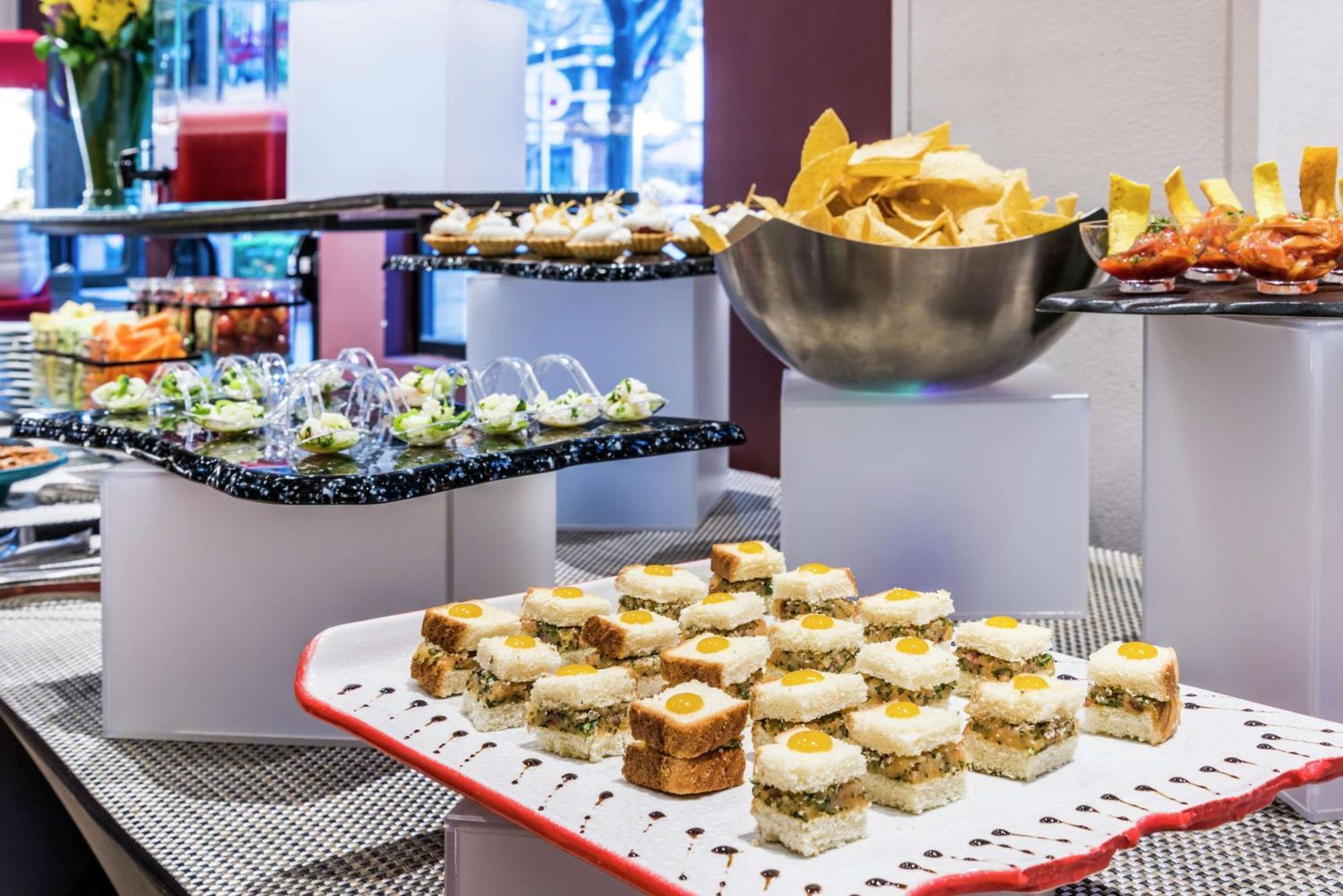 Embassy Suites By Hilton Bogota - Rosales Екстер'єр фото A buffet