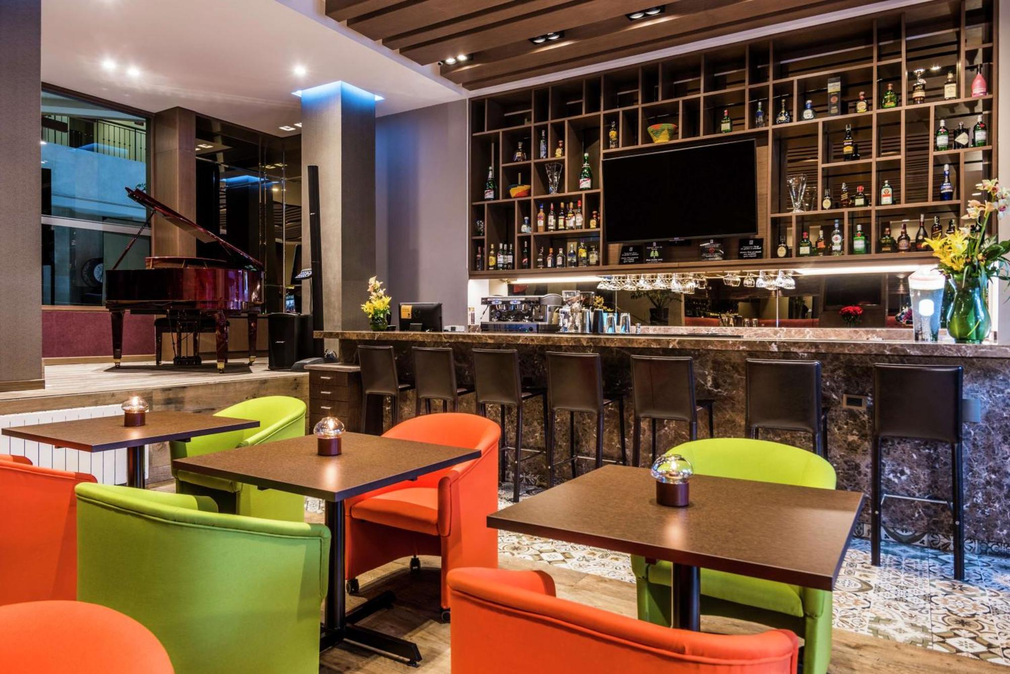 Embassy Suites By Hilton Bogota - Rosales Екстер'єр фото The bar at the hotel