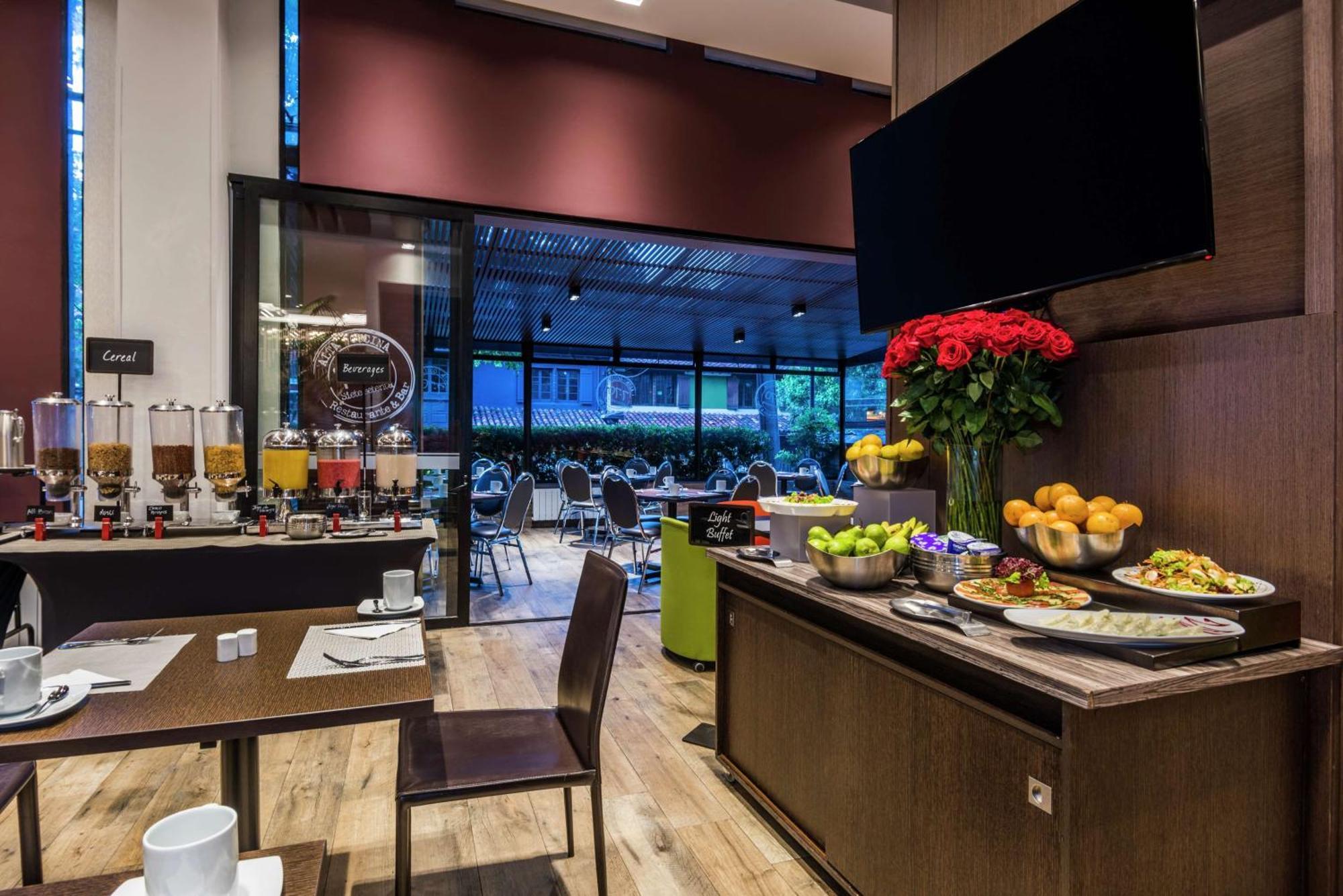 Embassy Suites By Hilton Bogota - Rosales Екстер'єр фото The lounge at the airport