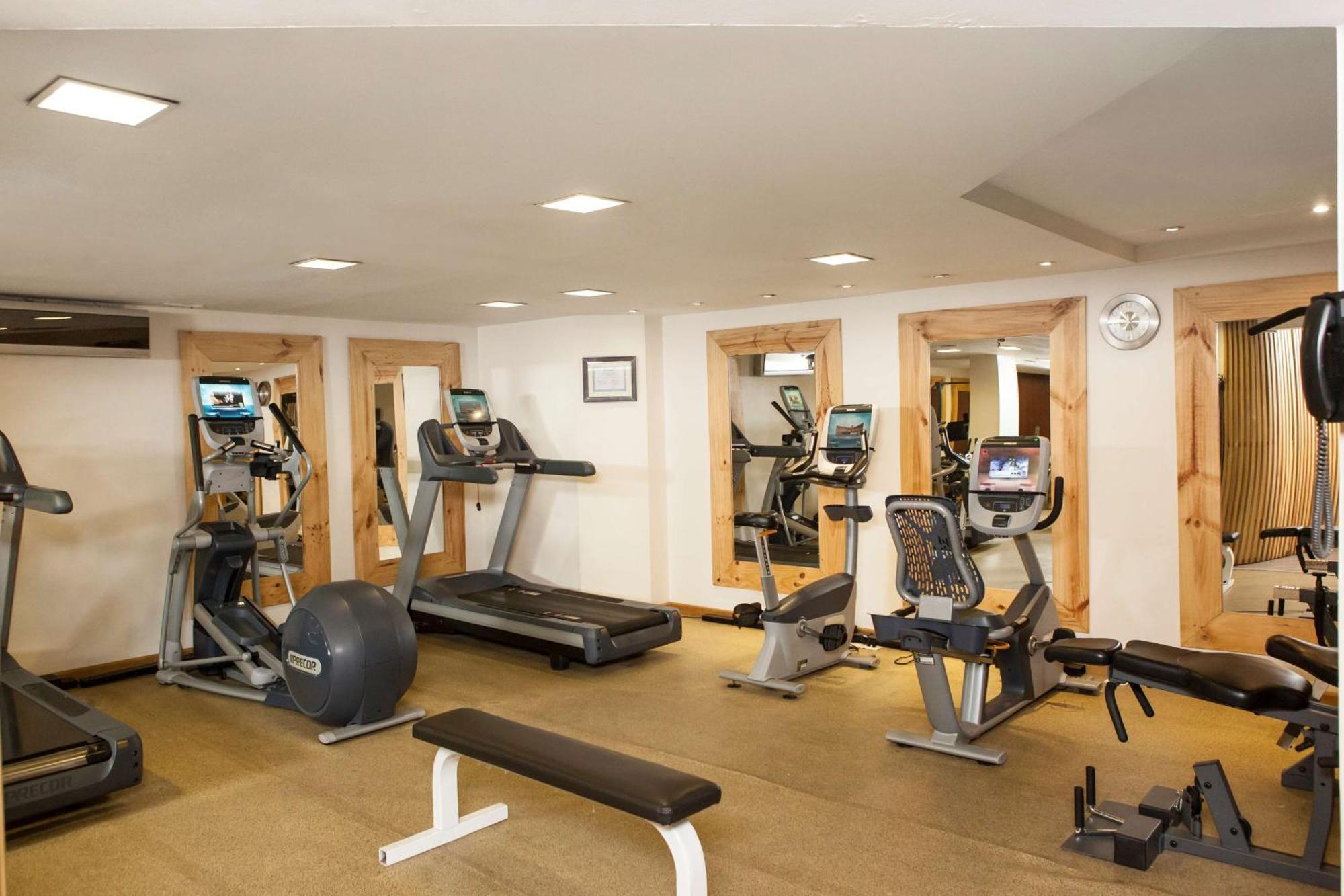 Embassy Suites By Hilton Bogota - Rosales Екстер'єр фото The gym at the hotel