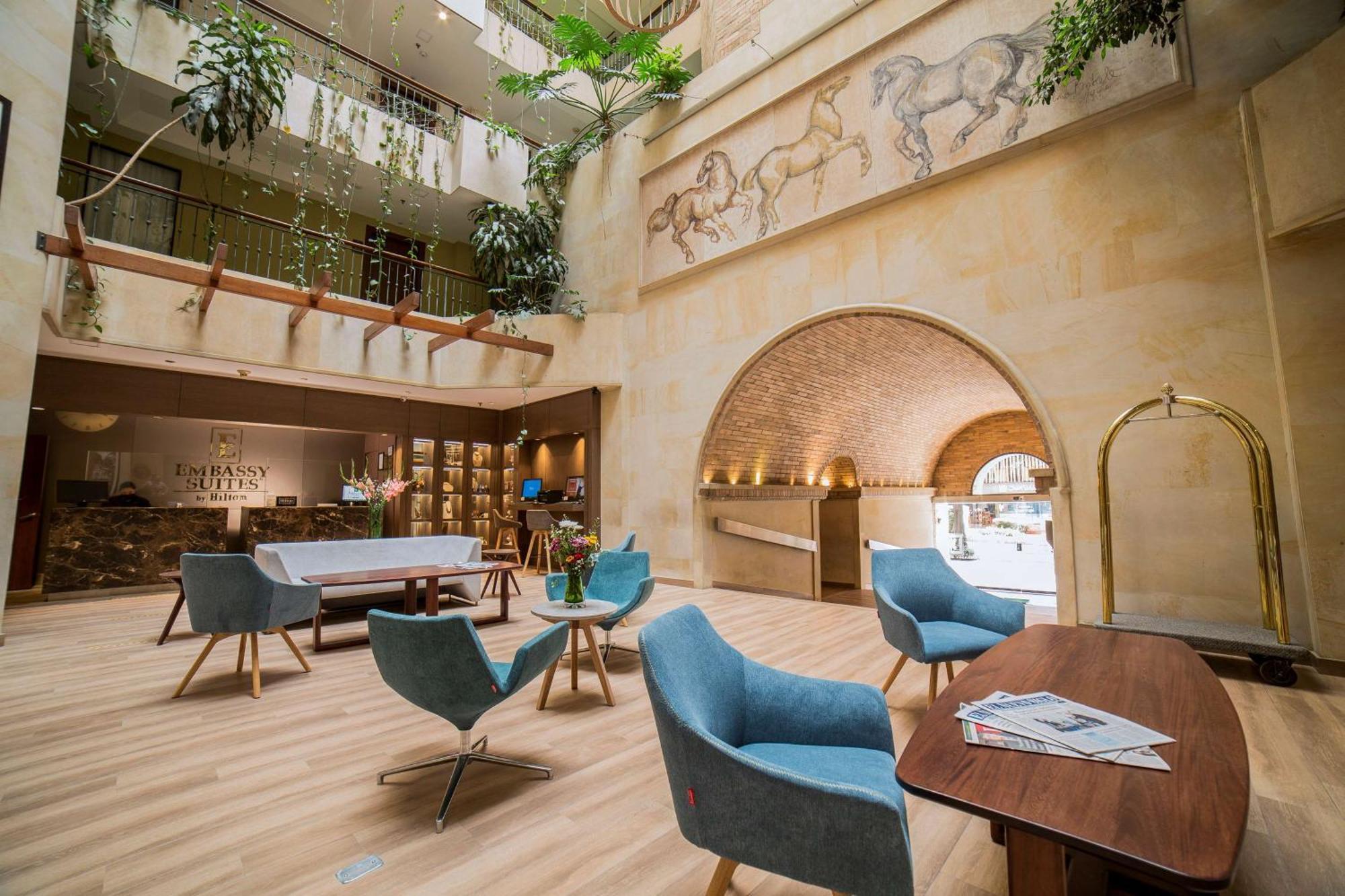 Embassy Suites By Hilton Bogota - Rosales Екстер'єр фото The lobby of the hotel