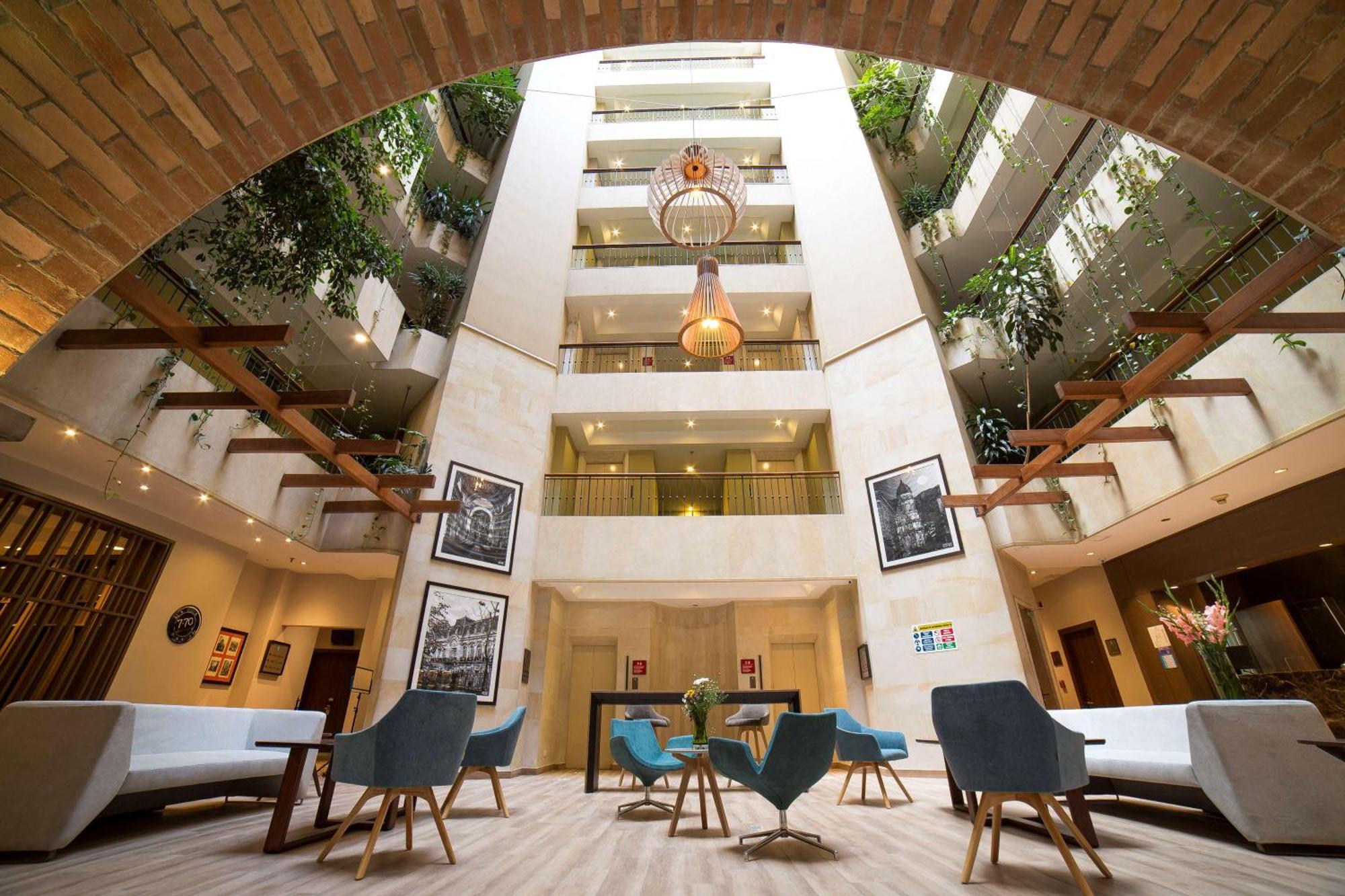 Embassy Suites By Hilton Bogota - Rosales Екстер'єр фото The hotel's atrium