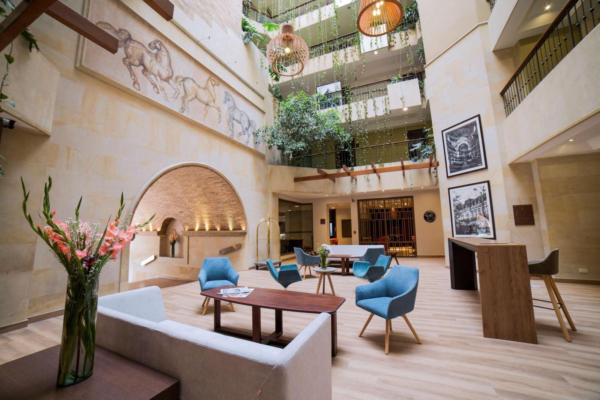 Embassy Suites By Hilton Bogota - Rosales Екстер'єр фото The hotel's lobby