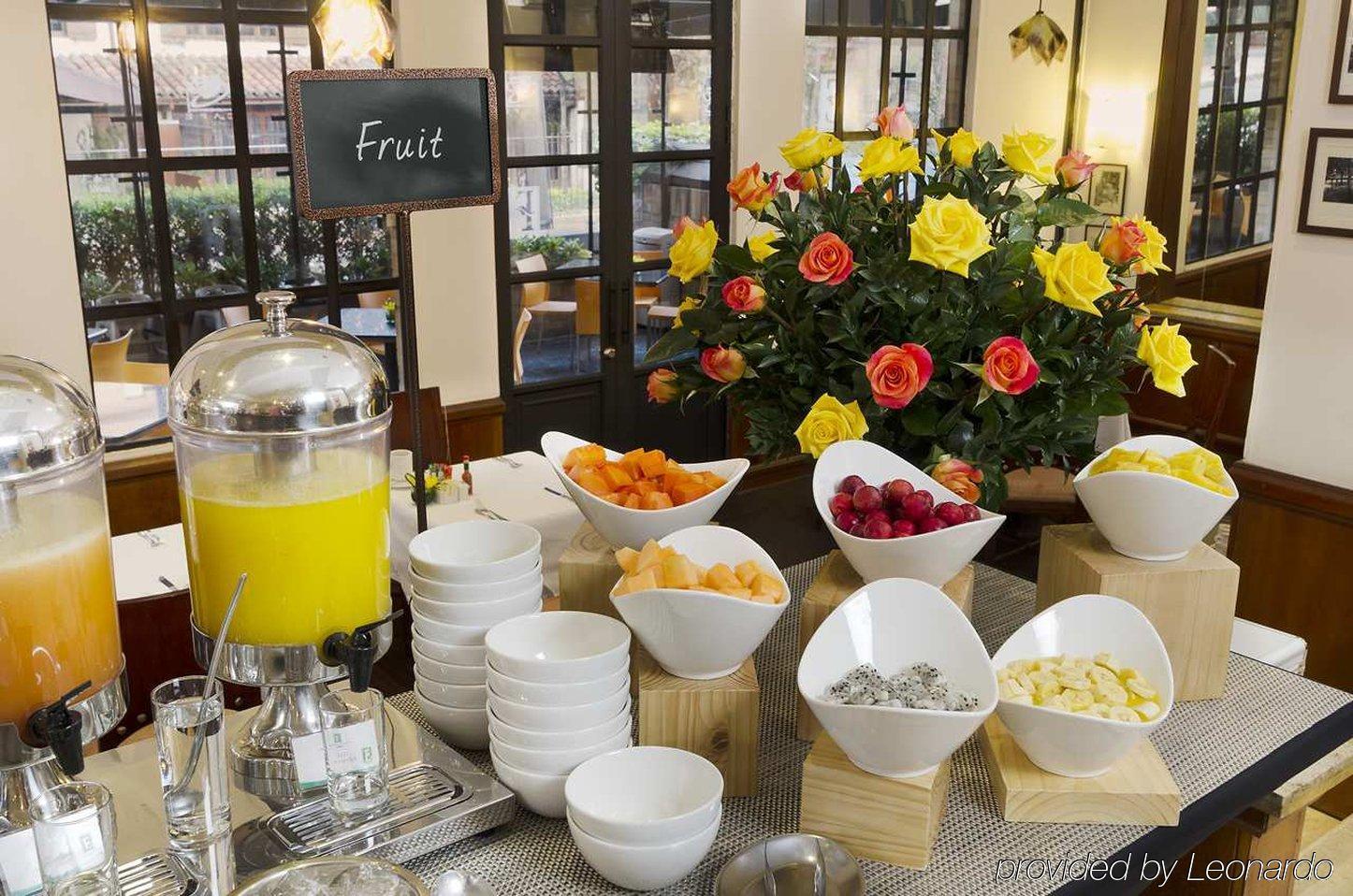 Embassy Suites By Hilton Bogota - Rosales Екстер'єр фото Fruit and juice at a buffet