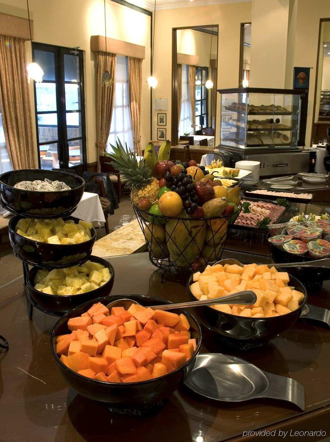 Embassy Suites By Hilton Bogota - Rosales Ресторан фото A fruit salad buffet