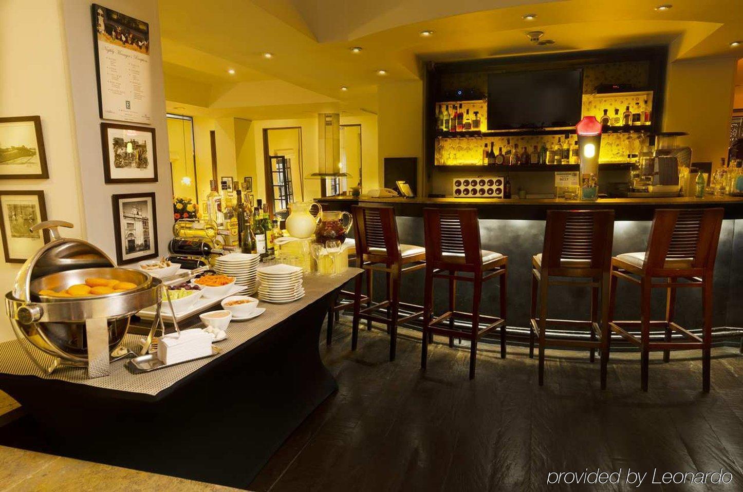 Embassy Suites By Hilton Bogota - Rosales Екстер'єр фото The bar at the lounge