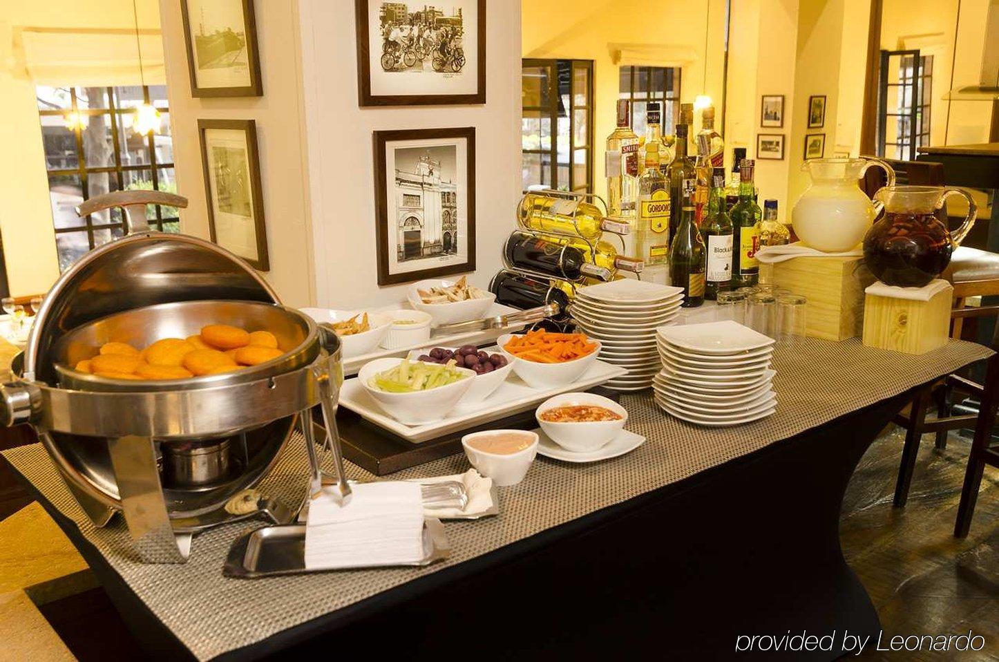Embassy Suites By Hilton Bogota - Rosales Екстер'єр фото A buffet at a hotel