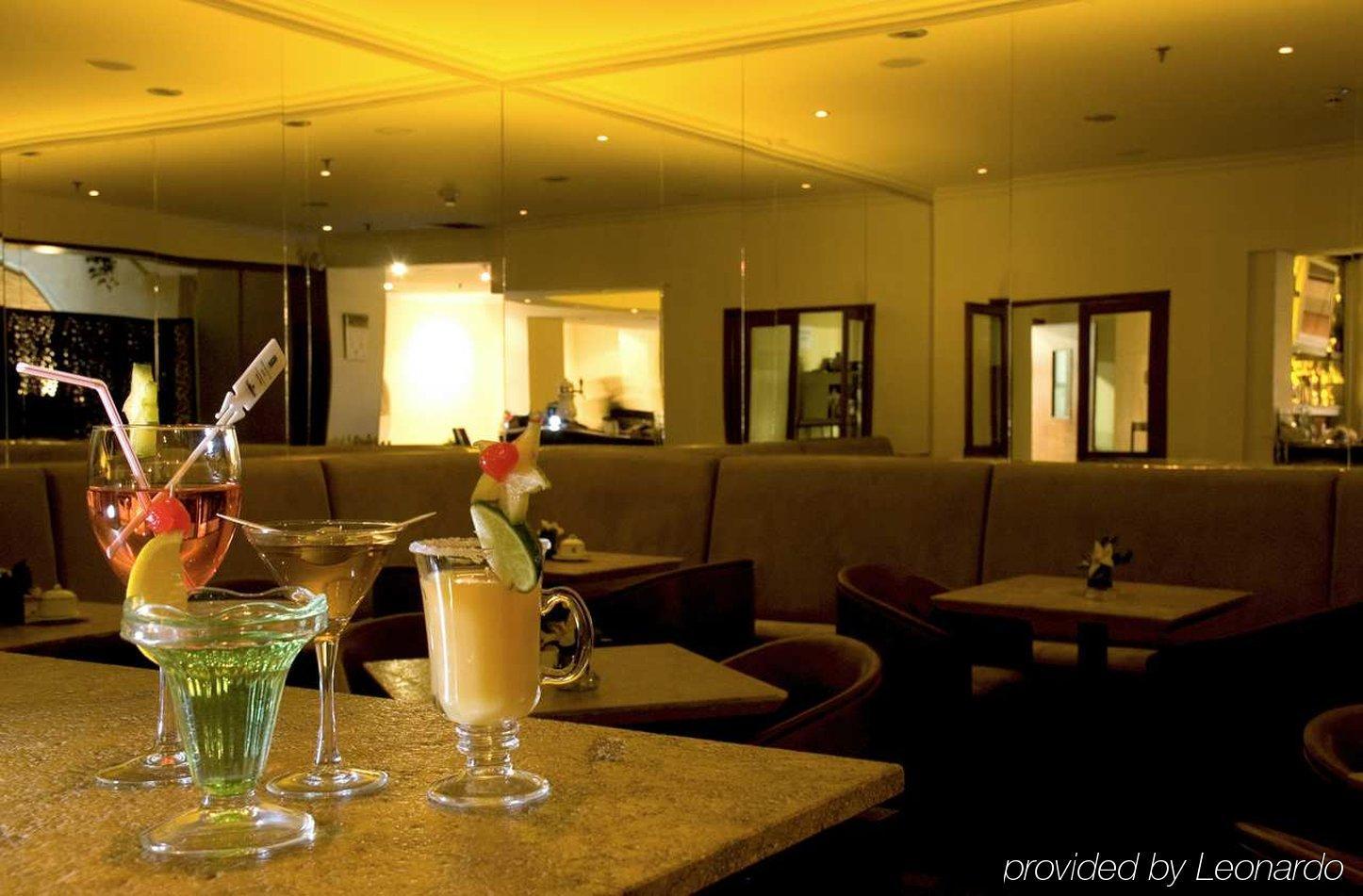 Embassy Suites By Hilton Bogota - Rosales Ресторан фото The lounge at the airport