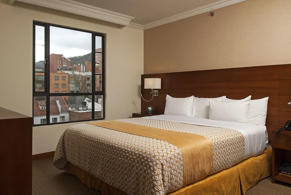 Embassy Suites By Hilton Bogota - Rosales Екстер'єр фото A bedroom at the hotel